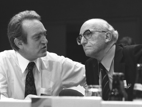 Johannes Rau 1977 während des SPD-Parteitags im Gespräch mit Ministerpräsident Heinz Kühn